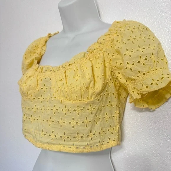 Love Tree eyelet cap sleeve cropped blouse NWT size medium - Picture 2 of 7